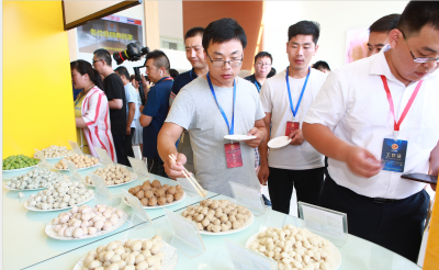 經(jīng)銷商參觀廠區(qū),并品嘗最新研發(fā)產(chǎn)品